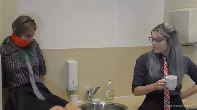 ਆਦੀ/ਬੰਨ੍ਹੀ ਹੋਈ ਅਤੇ ਮੁਸੀਬਤ ਵਿੱਚ ਘਿਰ ਗਈ/ਔਰਤ